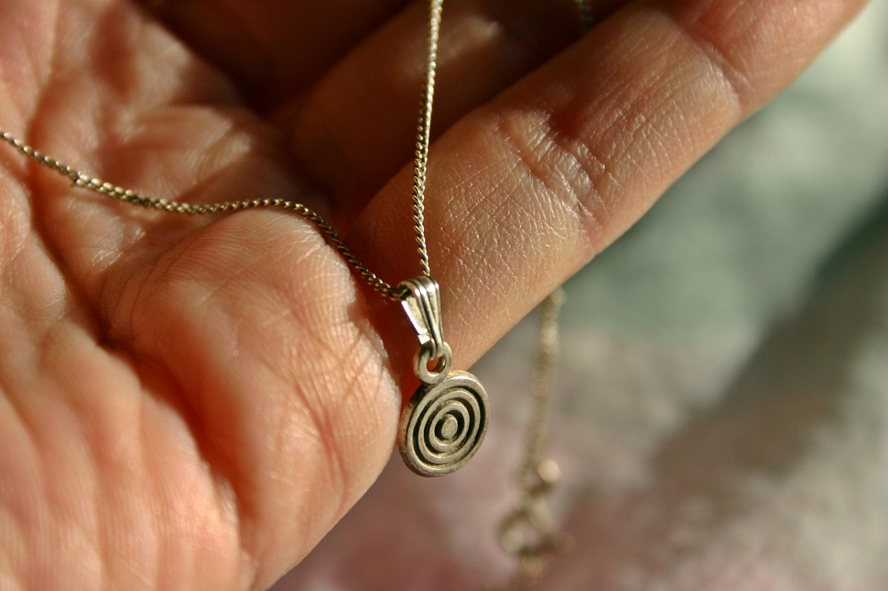 1. Dainty Gold Chain Necklaces