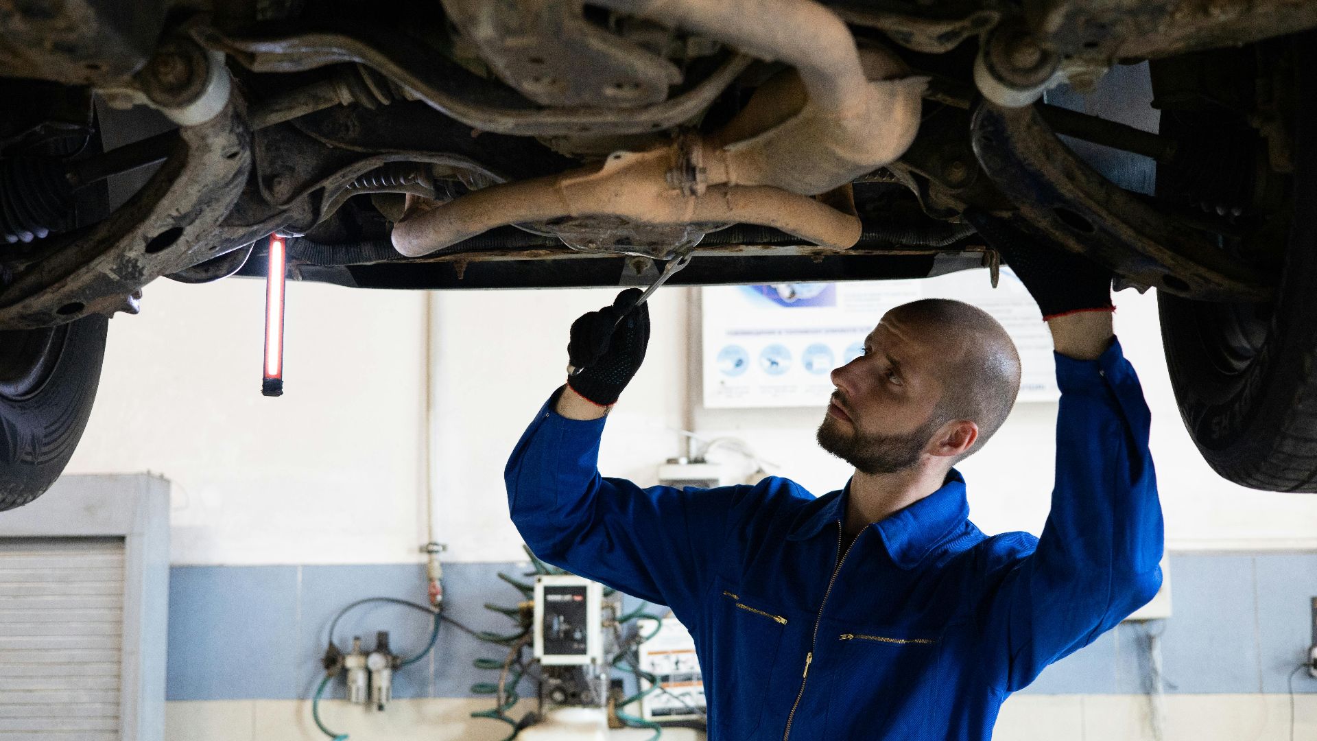 1. Vérifier régulièrement le niveau et l'état du liquide de transmission