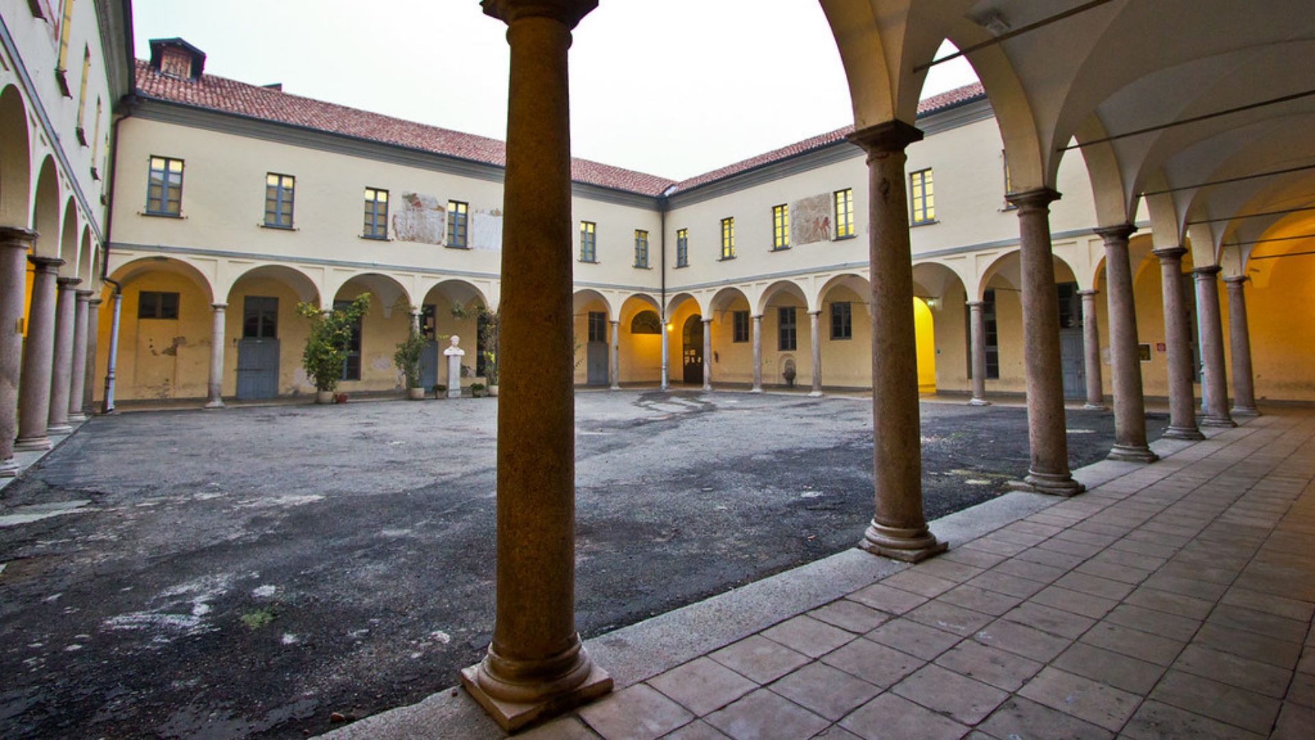 8. Il a ouvert sa propre académie