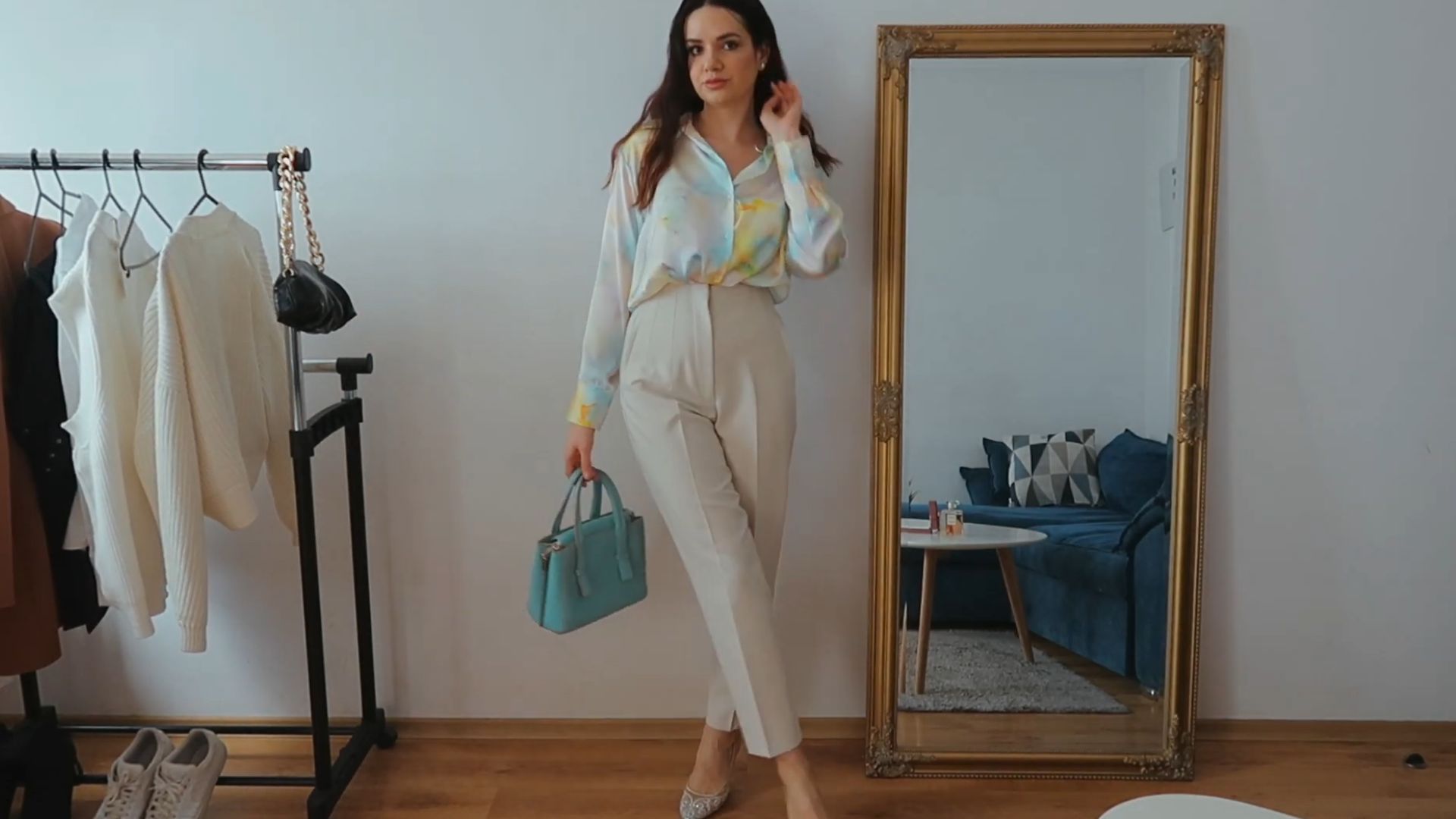 2. Robe boutonnée en soie intégrée à un pantalon taille haute