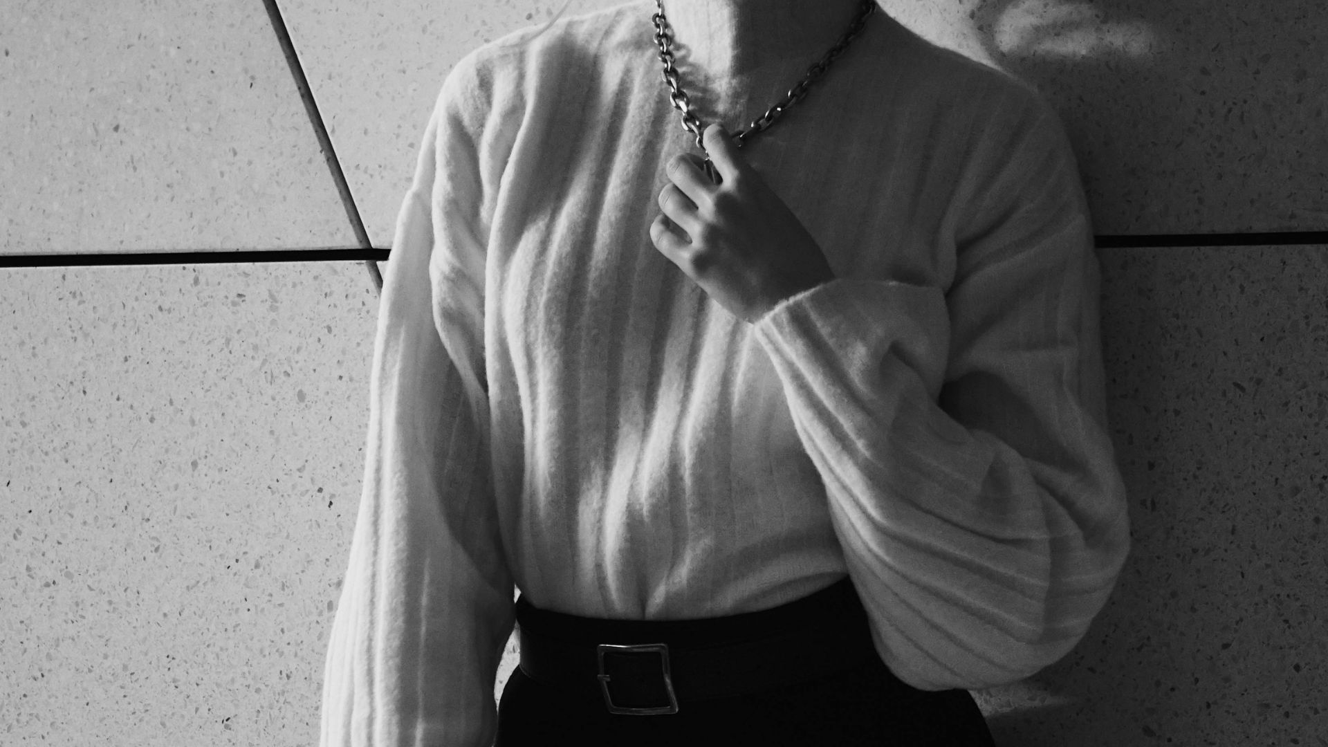 11. Combo pull monochrome et jupe midi plissée