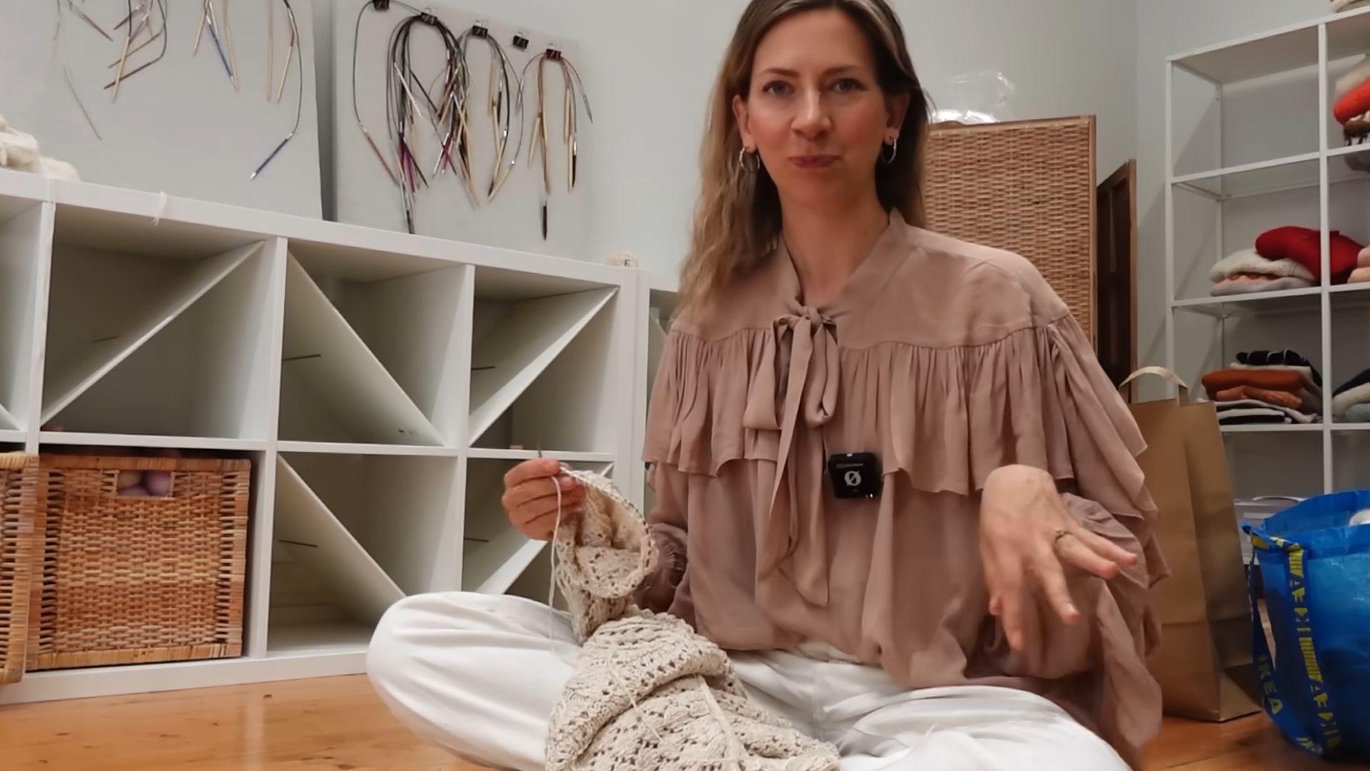 17. Ensemble en tricot assorti d'accessoires élégants