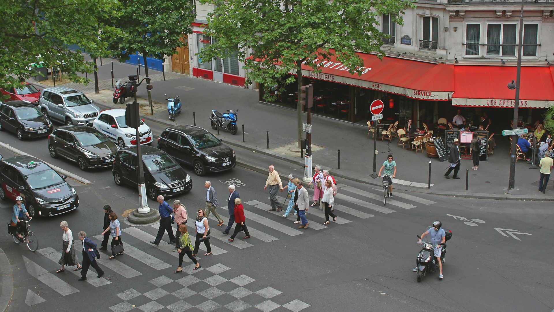 8. Arrêts incomplets aux passages pour piétons