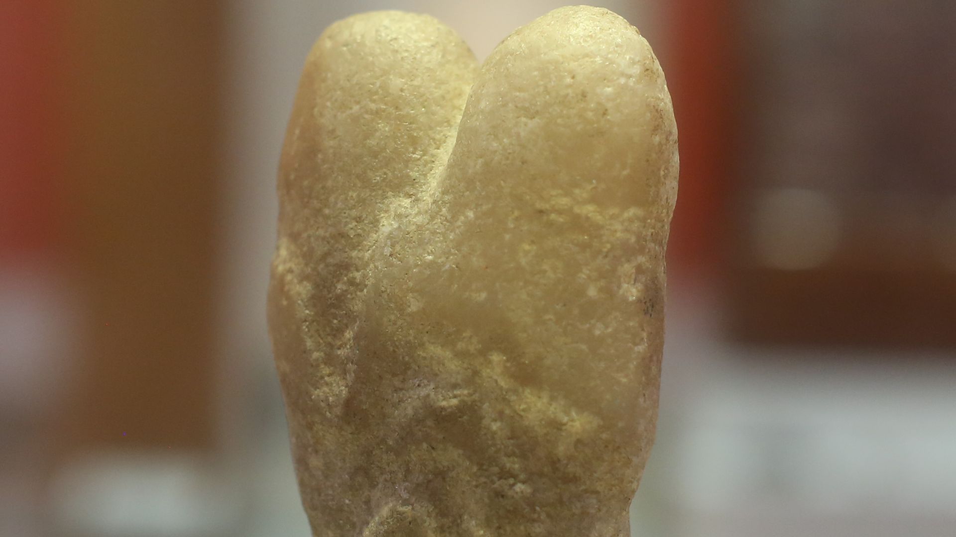 9. Figurine d'amoureux Ain Sakhri (~9000 BCE)