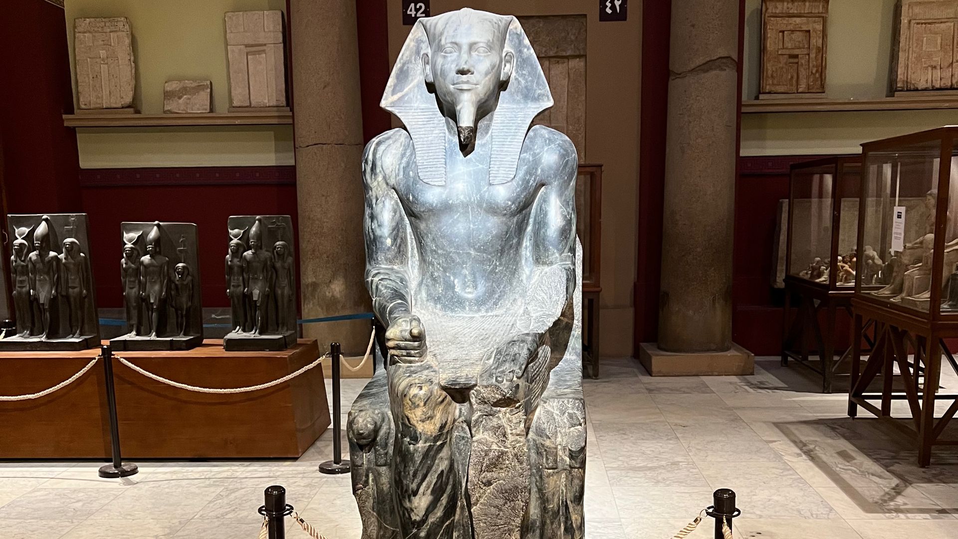 15. Khafre trônant (2550-2480 avant J.-C.)