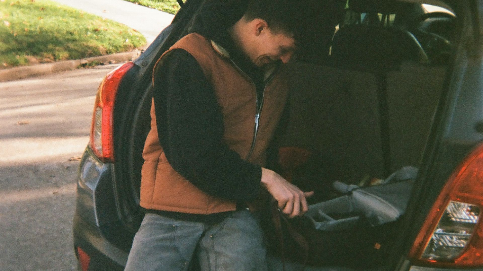 8. Pour ranger une roue de secours de taille normale