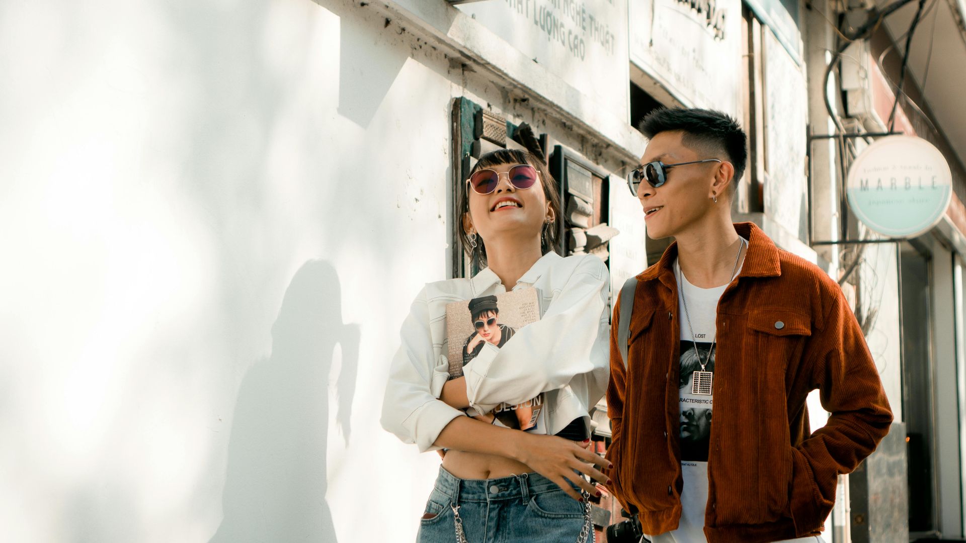 6. Se cacher derrière des blagues quand les choses deviennent réelles