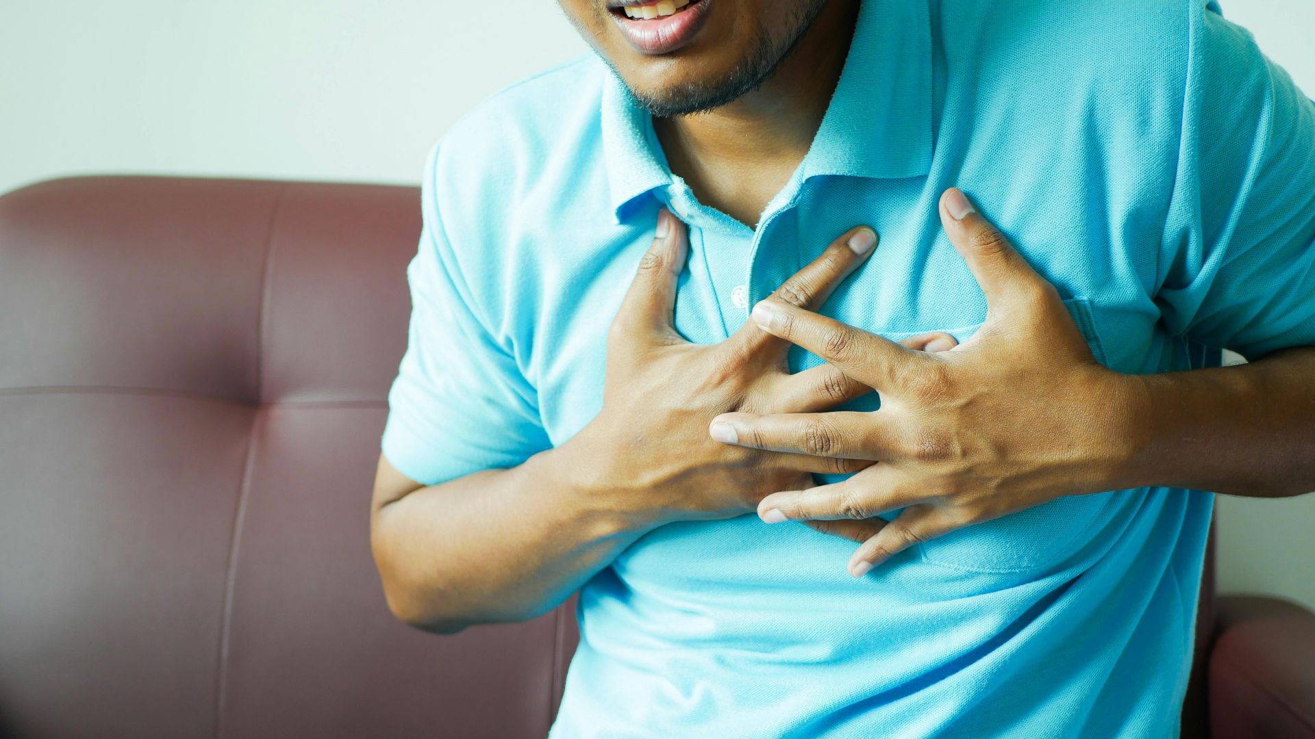Provoque des reflux acides