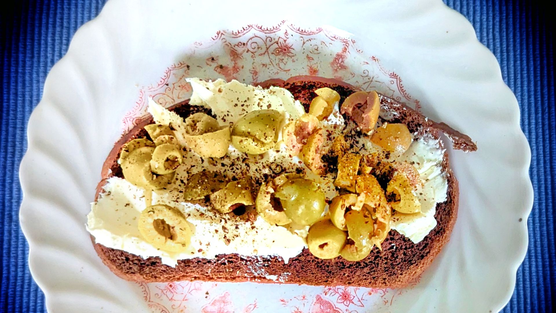 15. Sandwich au fromage à la crème et aux olives