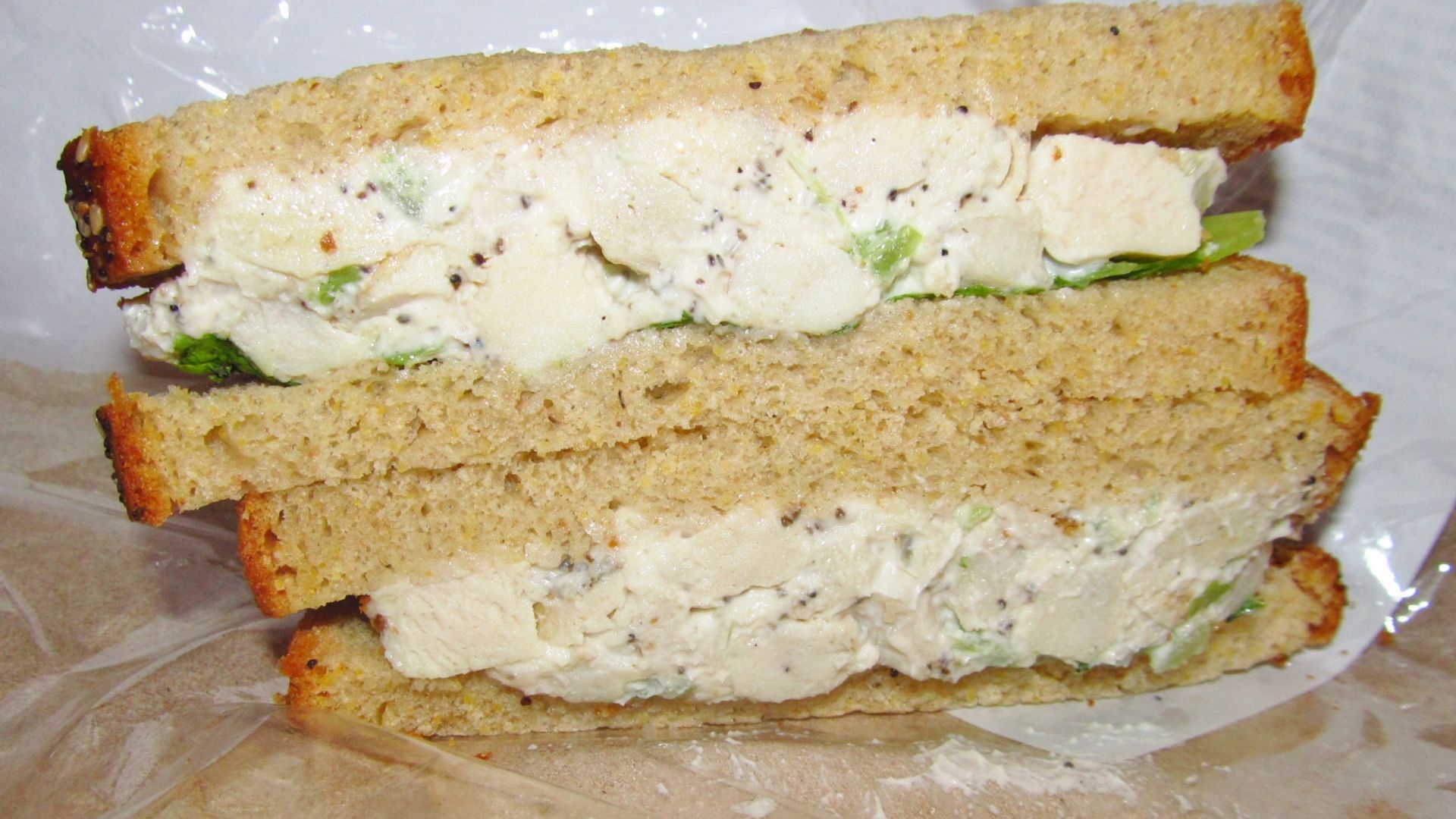 20. Sandwich à la salade de poulet et aux raisins