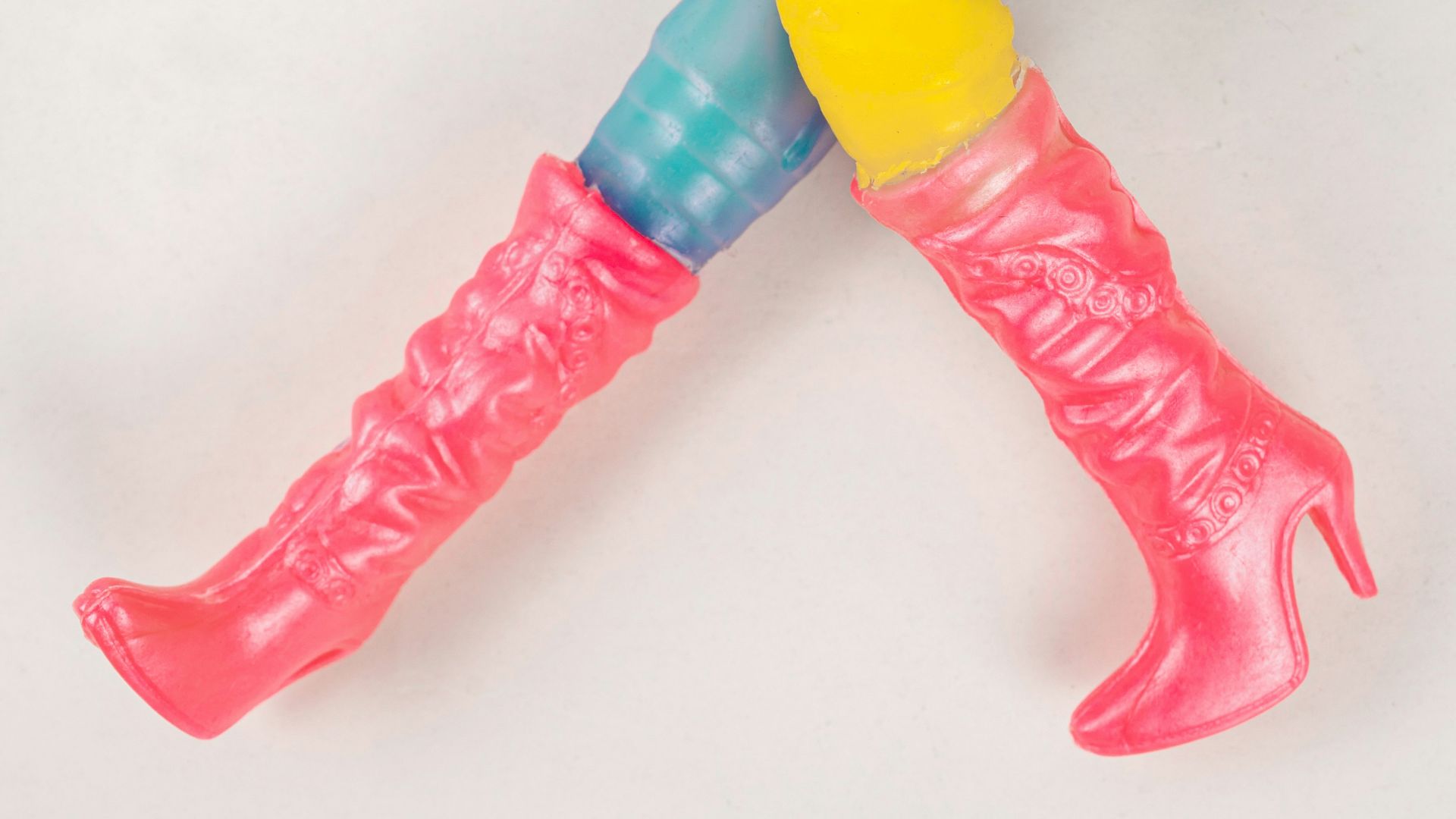 18. Chaussures en plastique