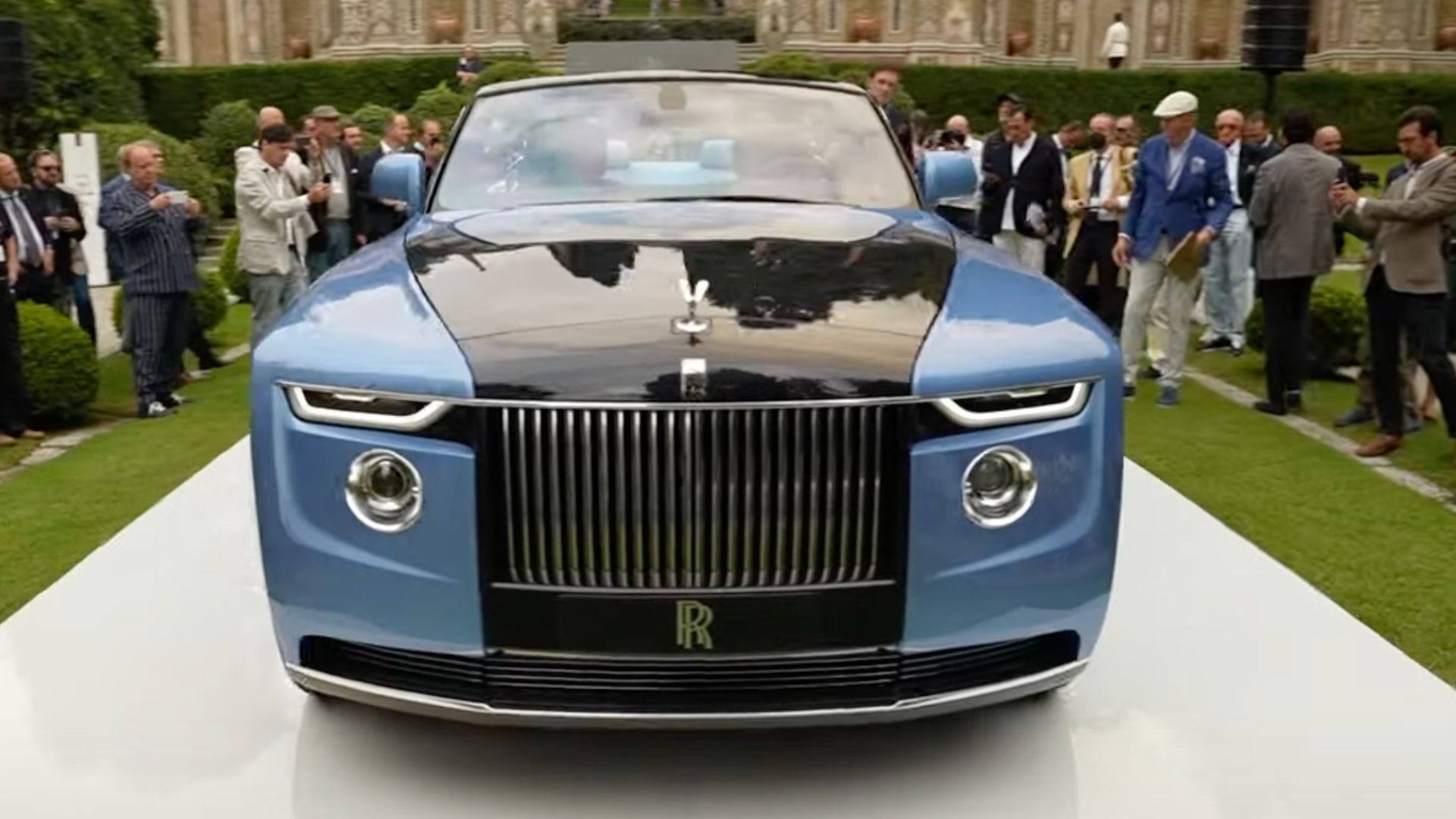 1. Queue de bateau Rolls-Royce