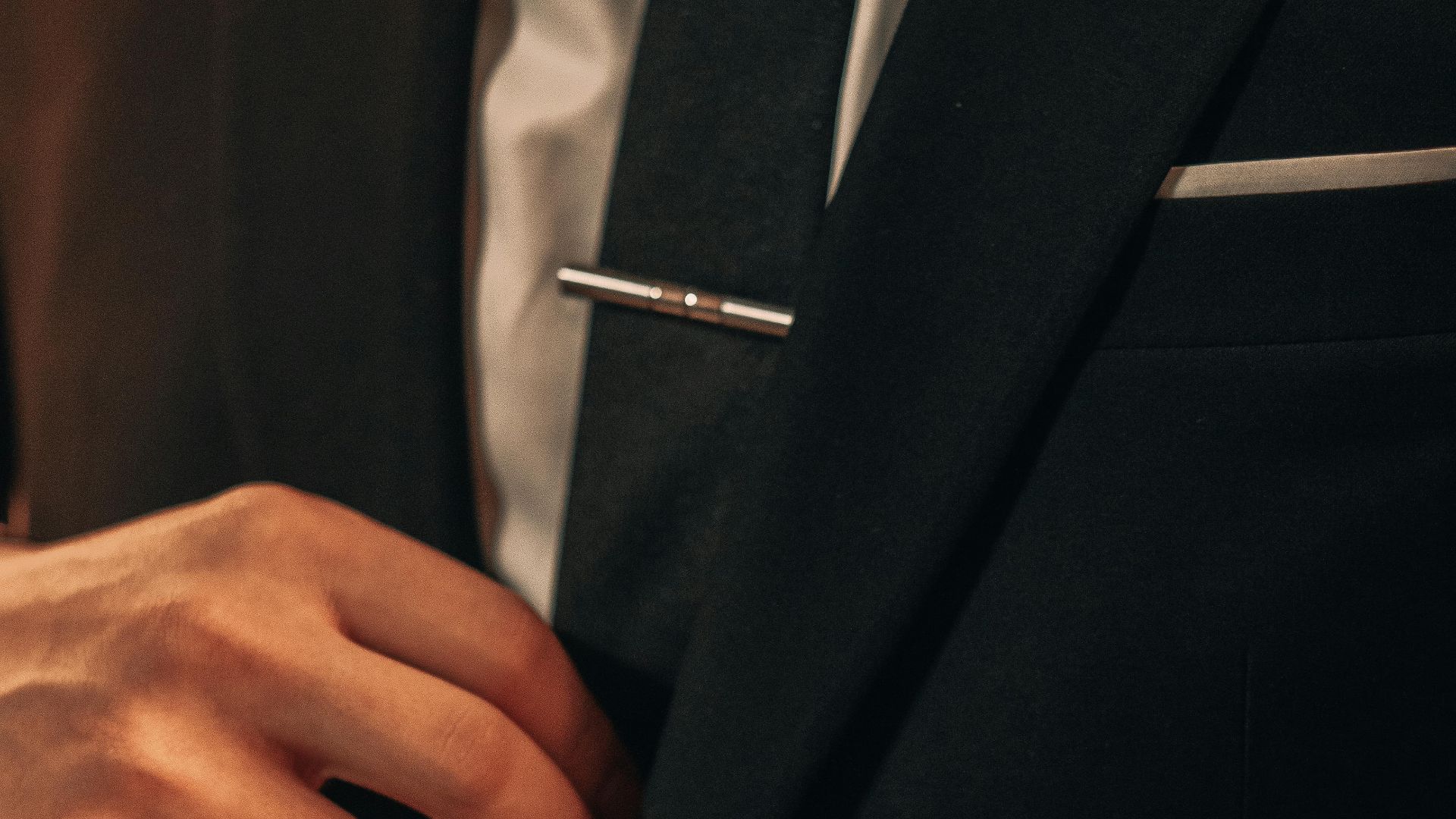 18. Une pince à cravate