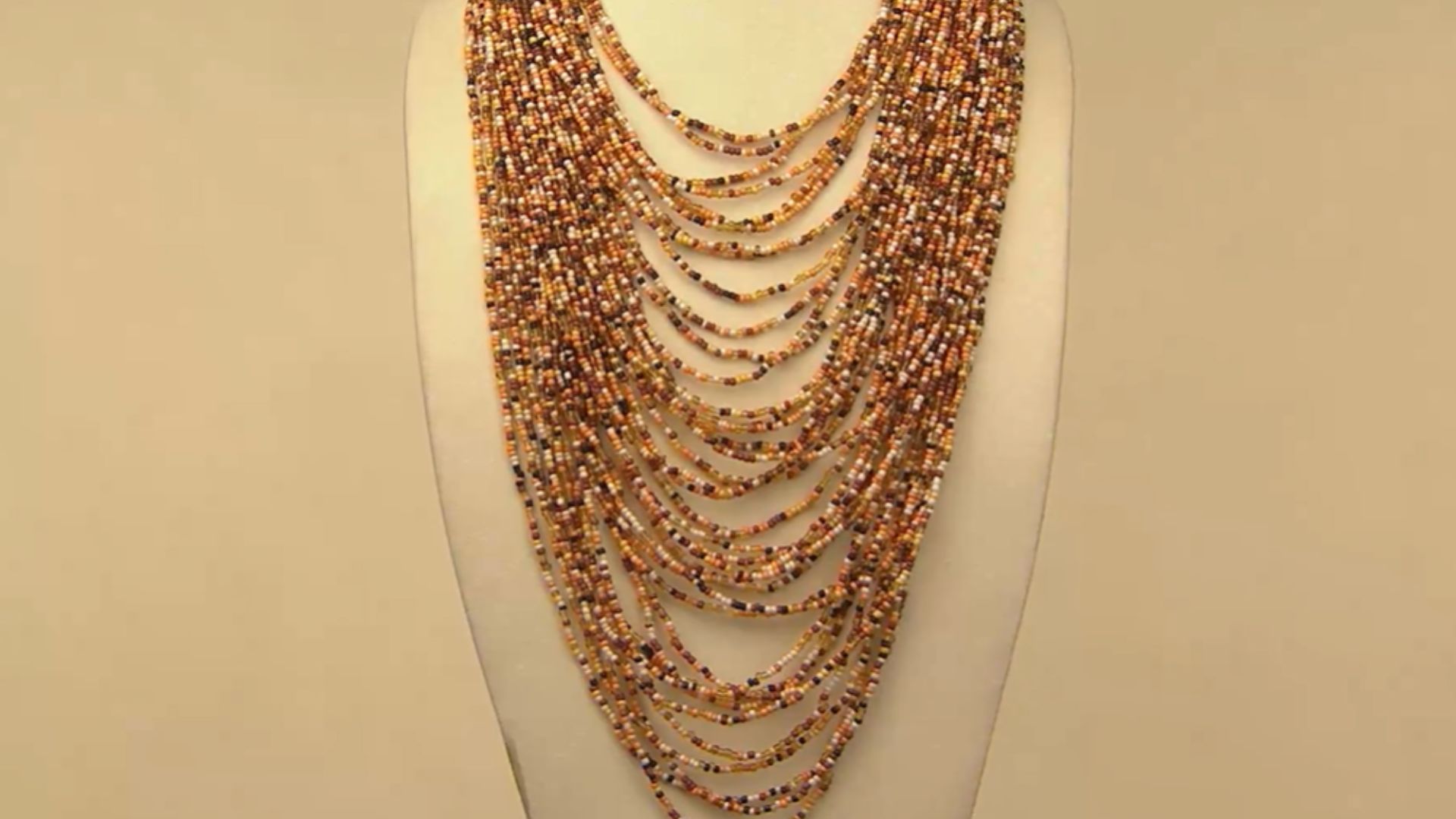 13. Colliers de perles superposés