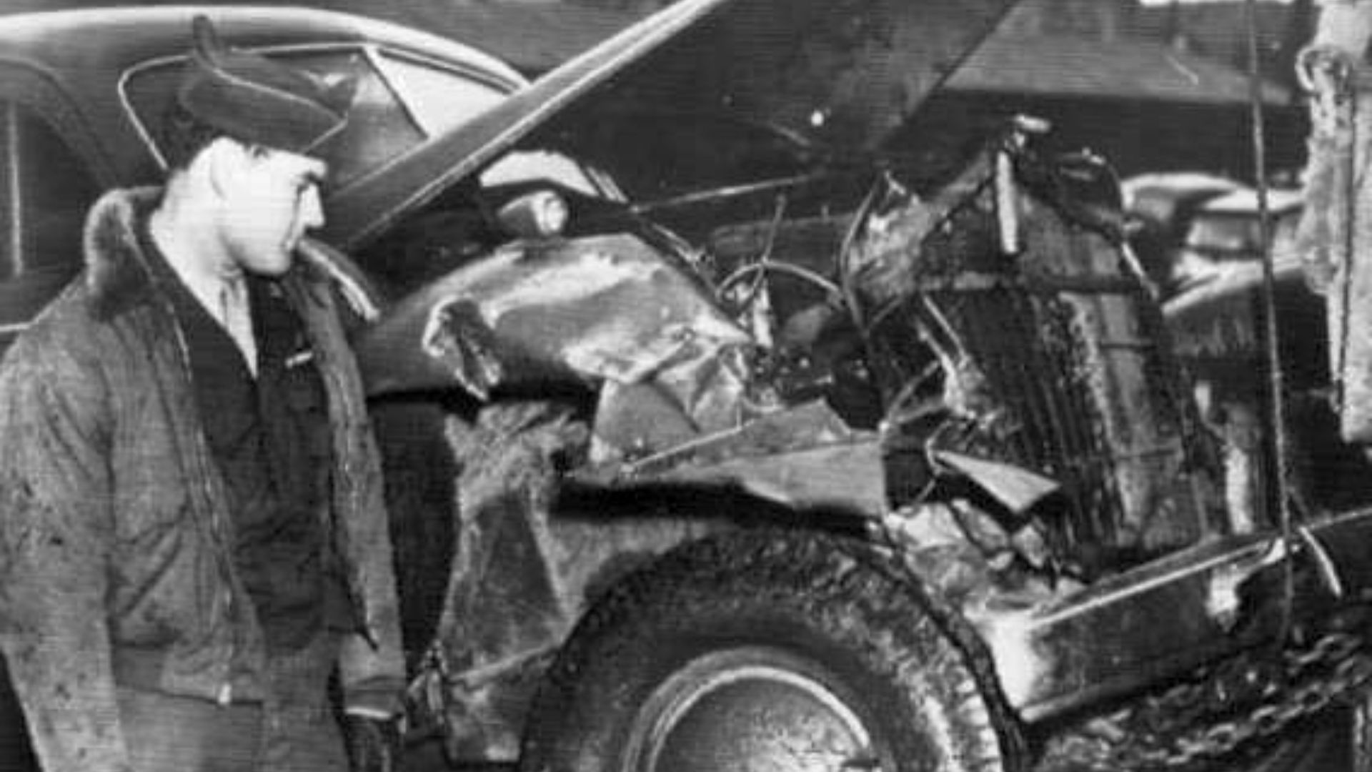 14. Il est mort dans un accident de voiture