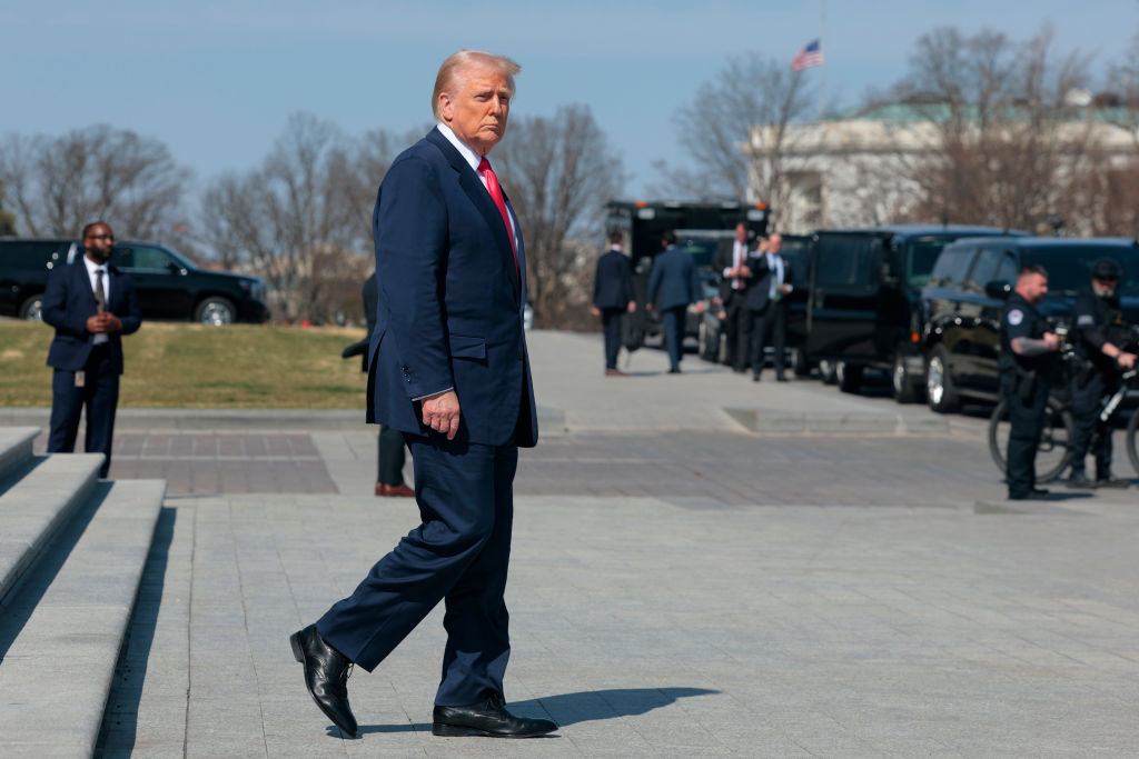 Trump's entourage in the negative