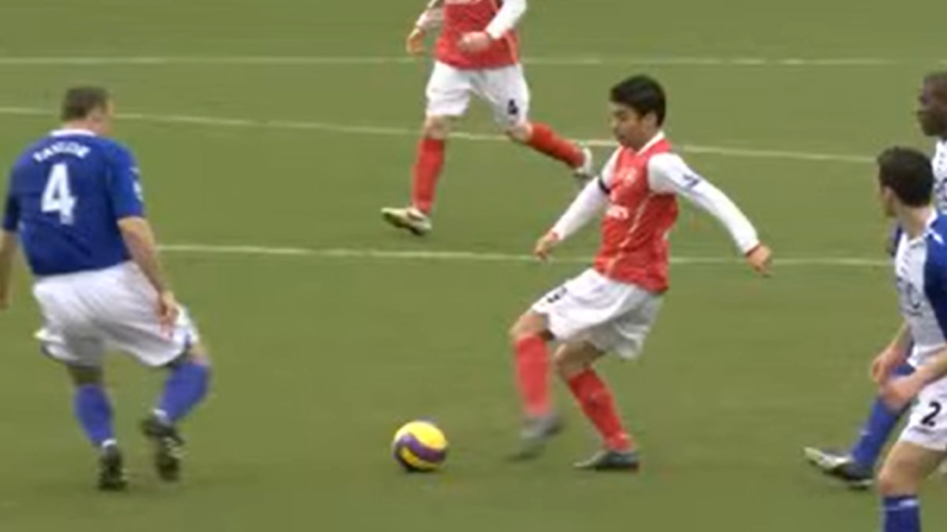12. La jambe d'Eduardo Da Silva brisée par un tacle d'horreur (2008)