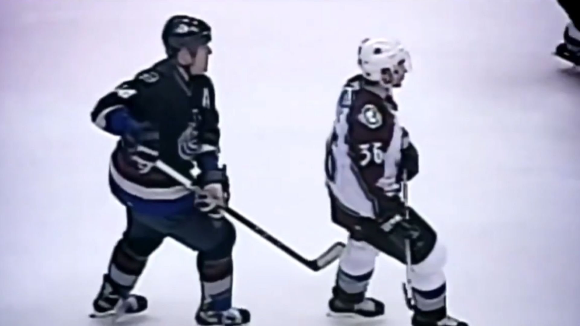 18. La blessure au cou de Steve Moore, qui a mis fin à sa carrière suite à l'attaque de Bertuzzi (2004)