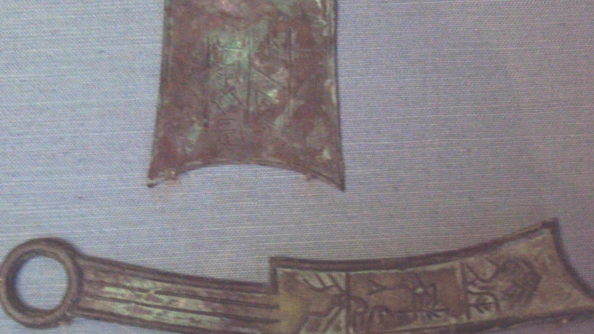 10. Couteau et bêche en bronze