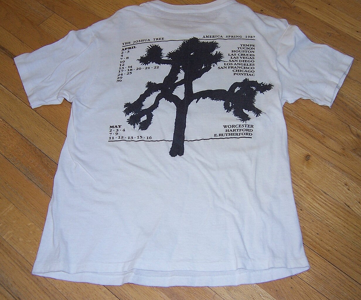 4. Des t-shirts vintage de groupes, portés haut et fort