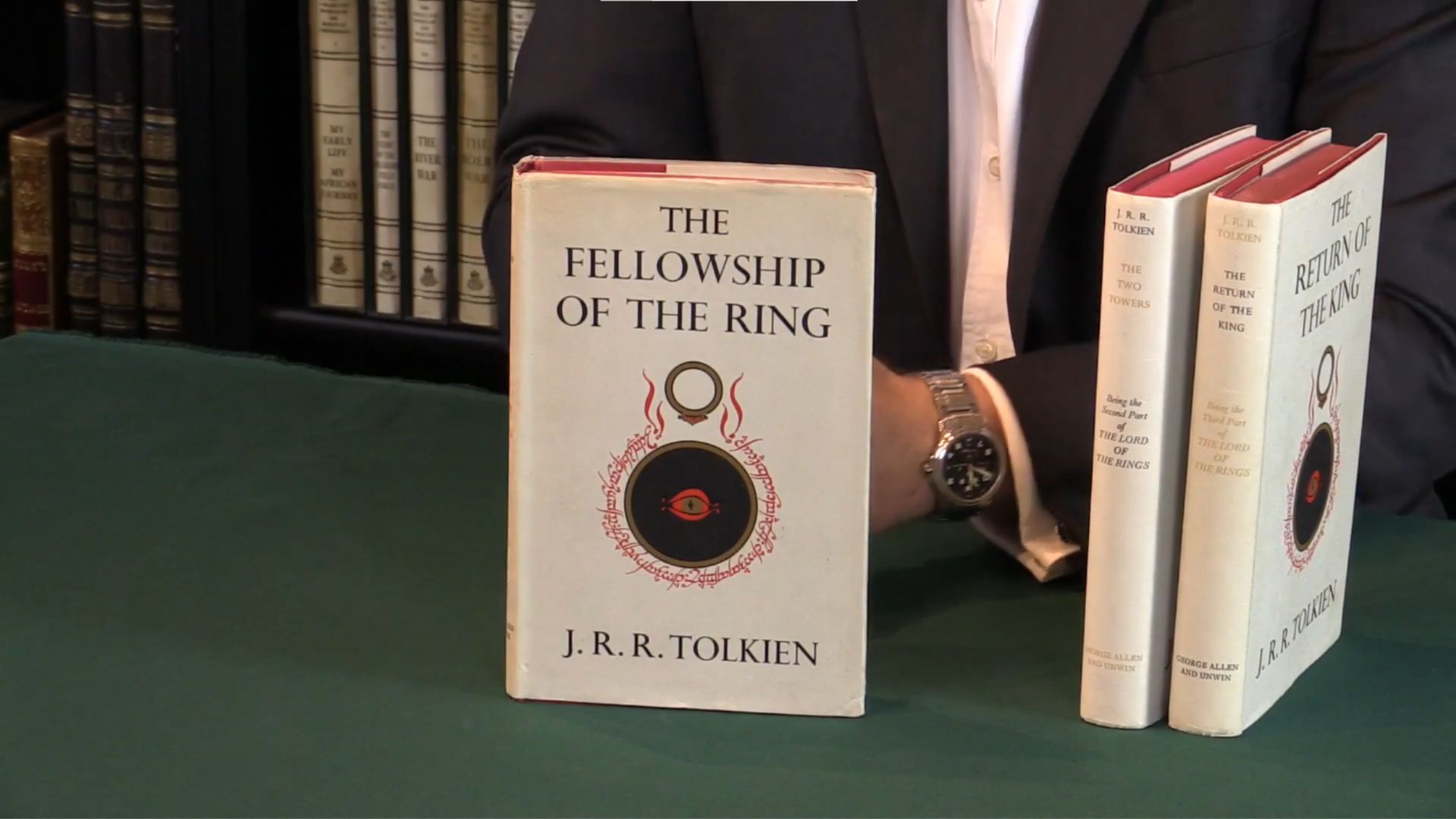 13. Première édition du Seigneur des Anneaux de J.R.R. Tolkien: 332 889