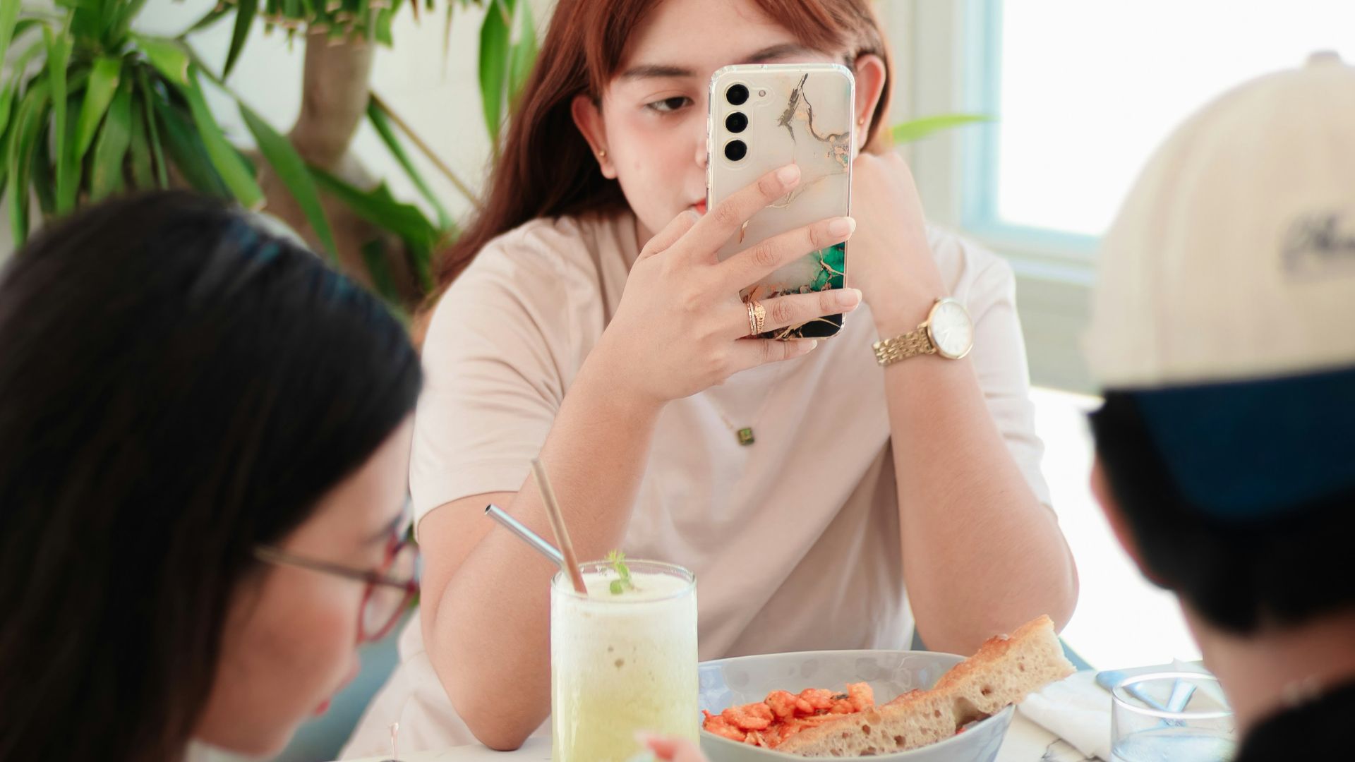 Être collé à son téléphone pendant les repas