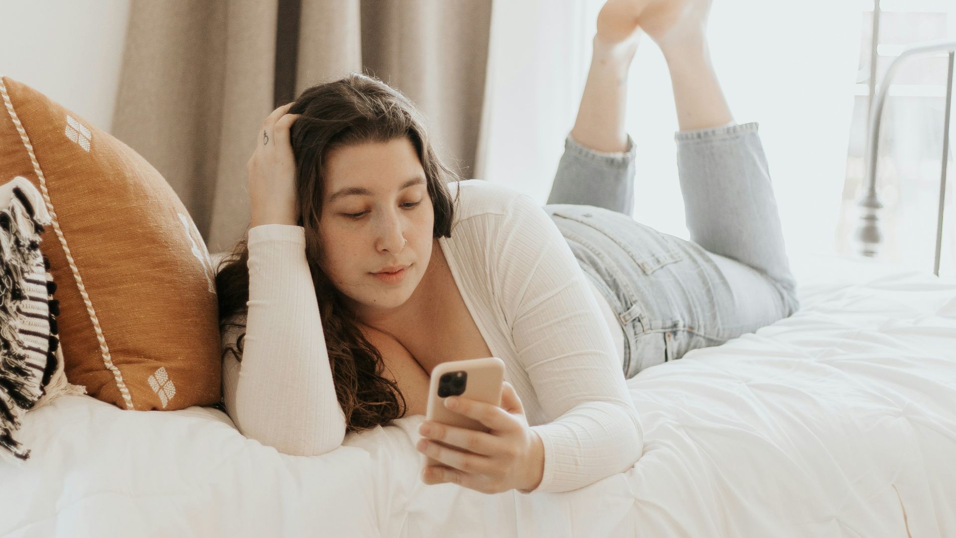 Utiliser son téléphone avant de se coucher