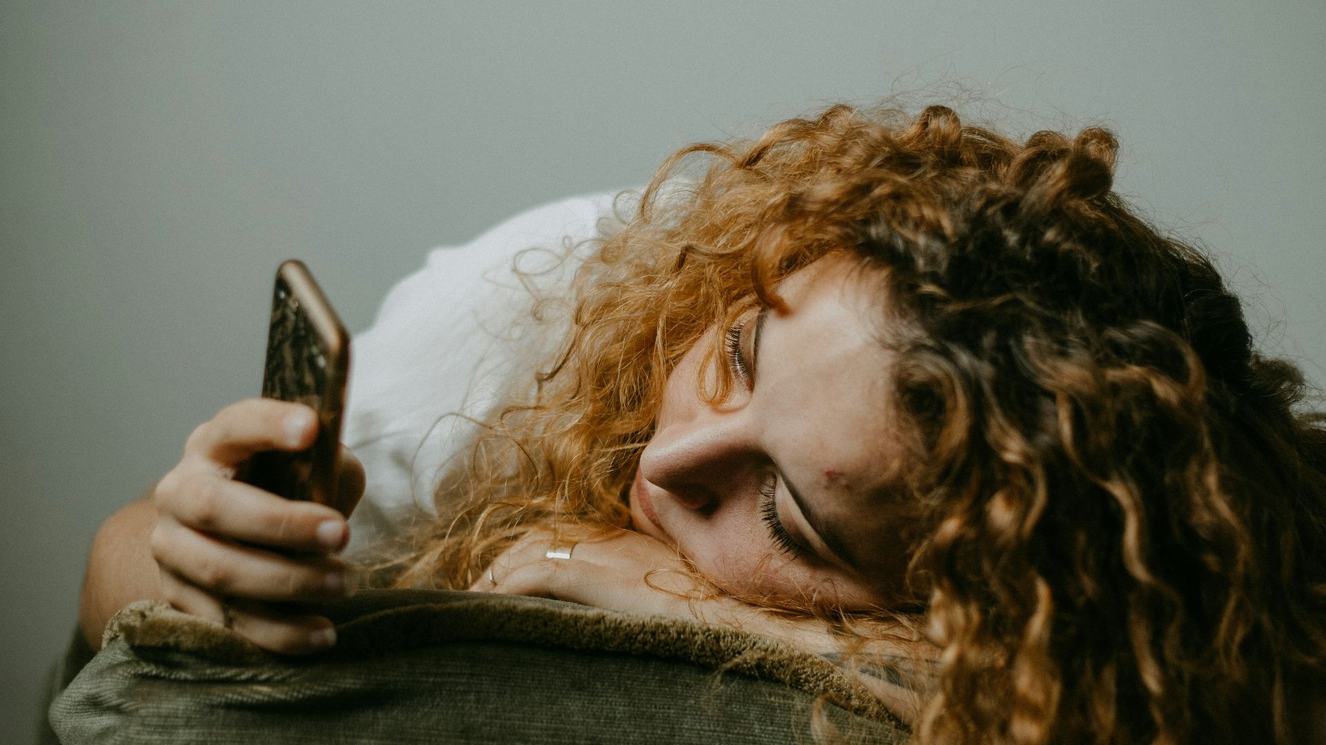 Consulter son téléphone au milieu de la nuit