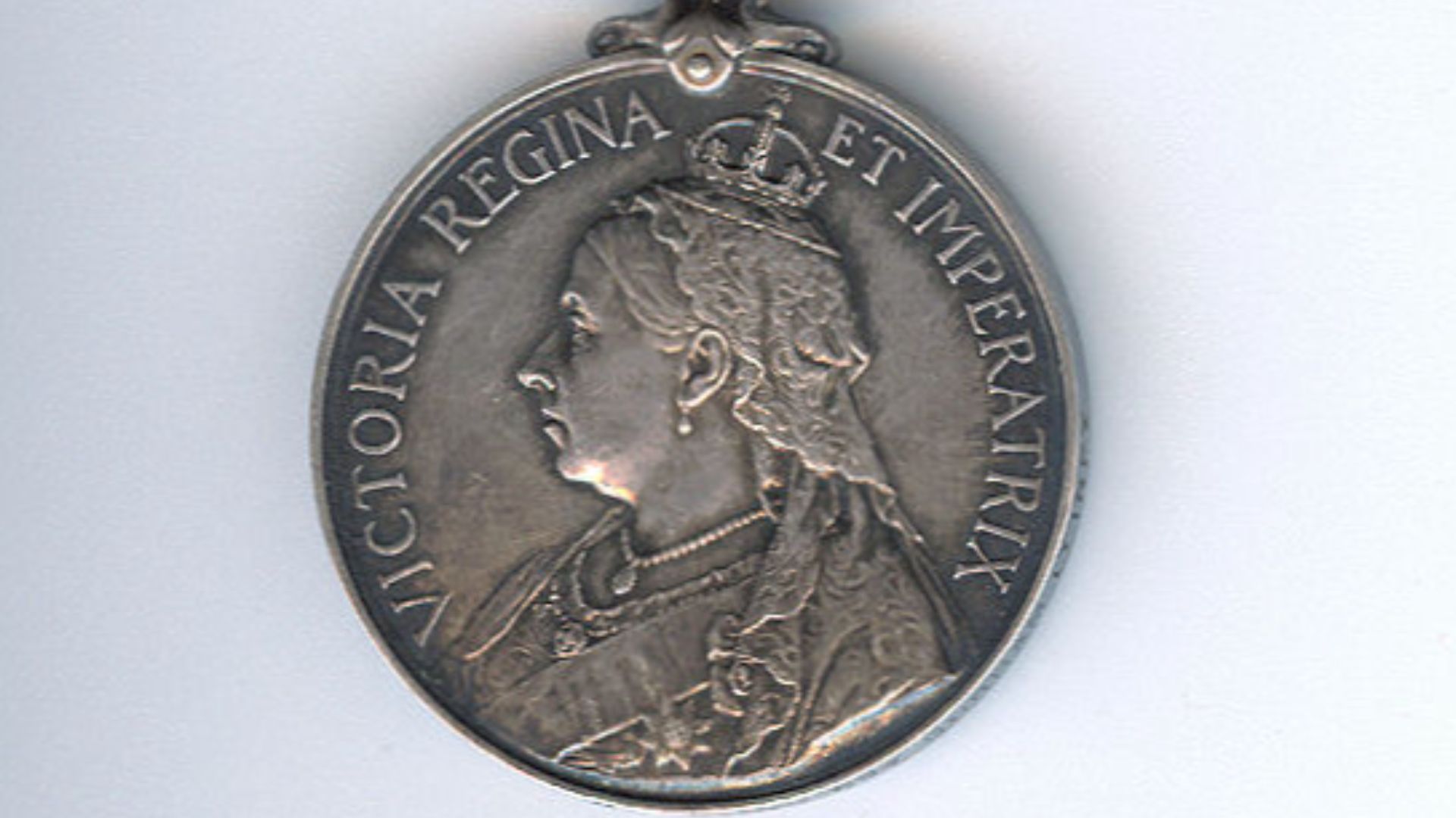 7. Les Britanniques lui ont décerné une médaille de guerre