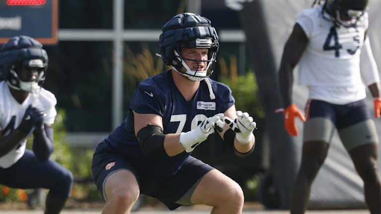 A Canadiens blocker forces the hand of the Chicago Bears