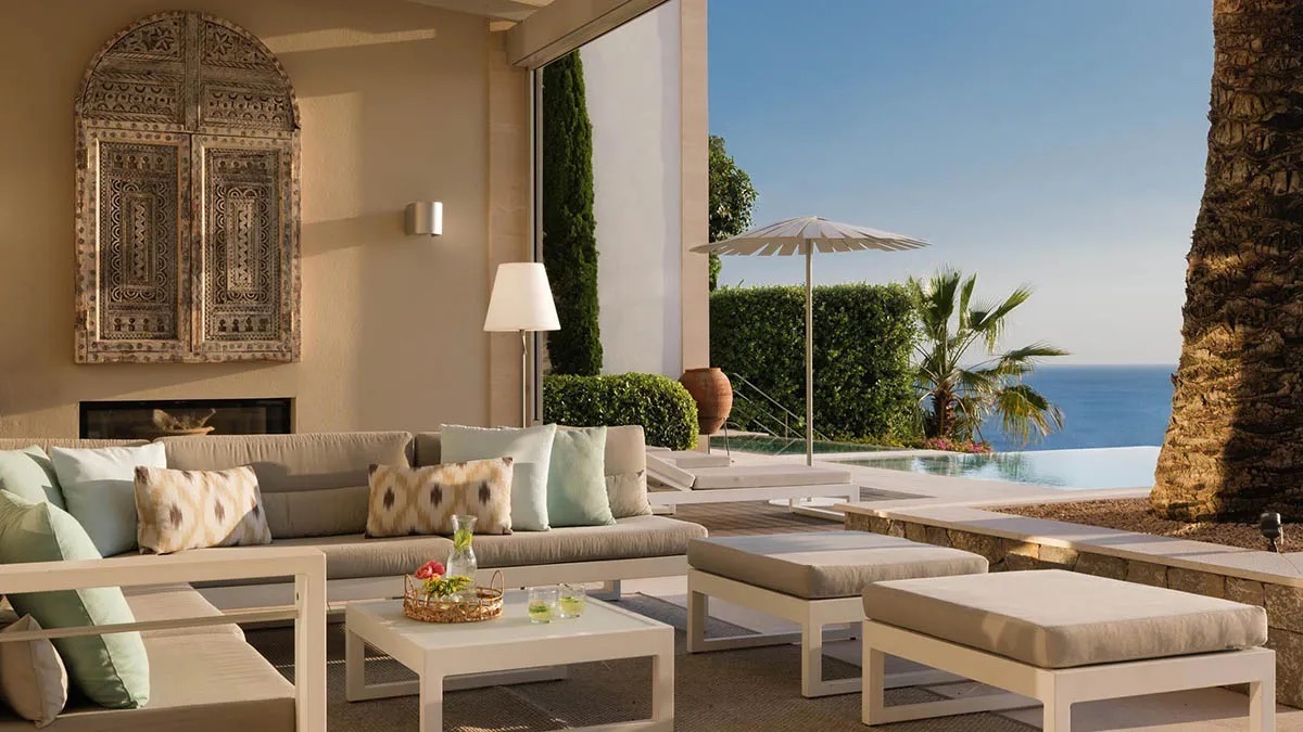 Outdoor lounge