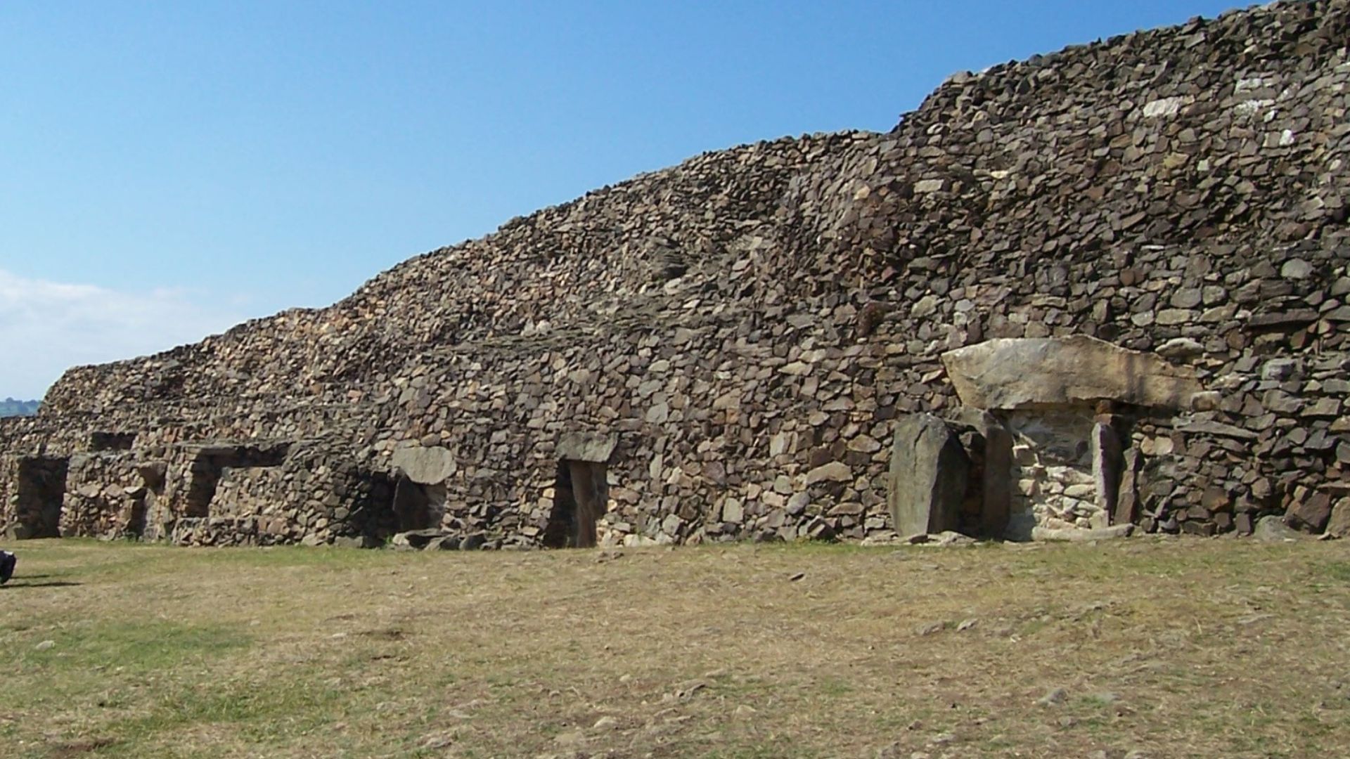 2. Le cairn de Barnenez, France