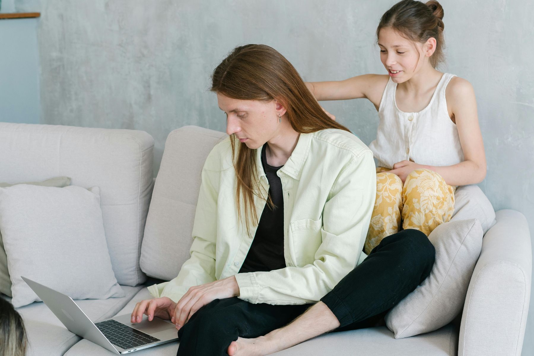 Tu te réfugies derrière tes écrans ou dans le travail