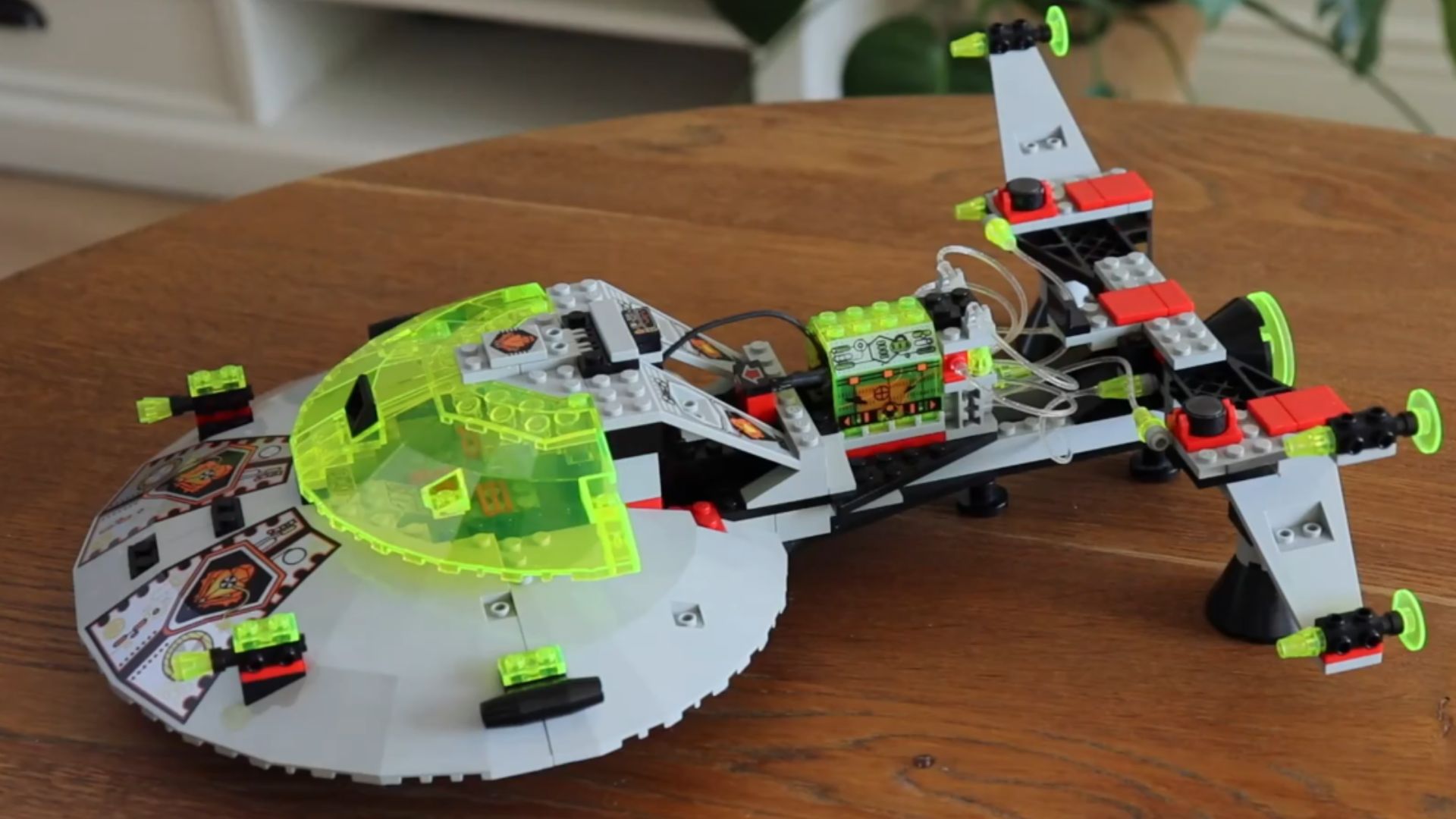 10. Chasseur interstellaire UFO (6979)
