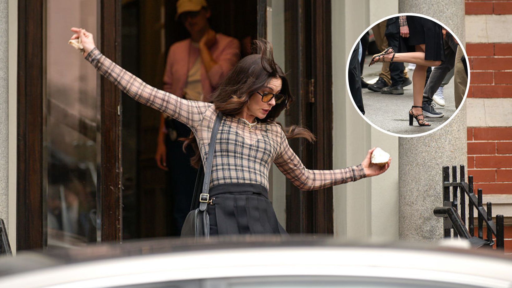 Anne Hathaway déboule les marches lors du tournage de Devil Wears Prada 2