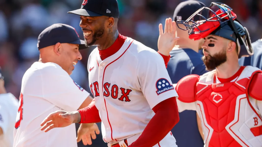 Aroldis Chapman signs contract extension with Boston