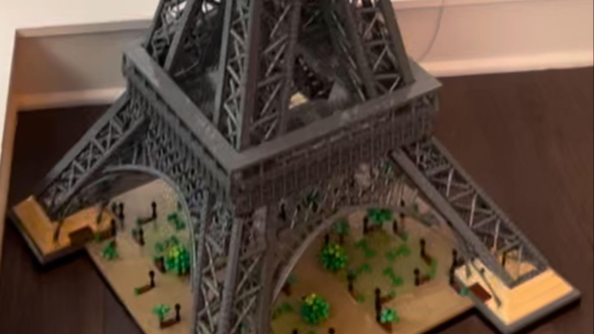 1. Tour Eiffel LEGO