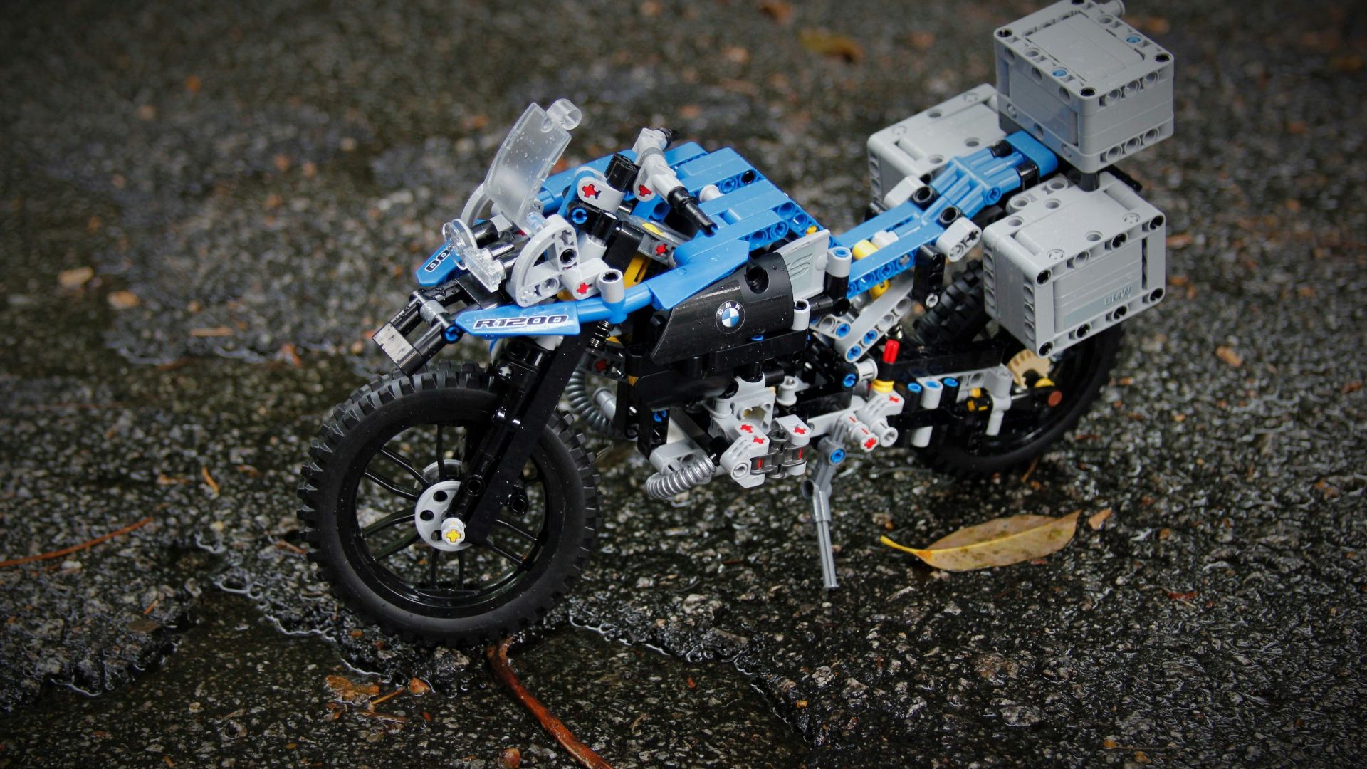 5. LEGO Creator 3-in-1 Super Bike