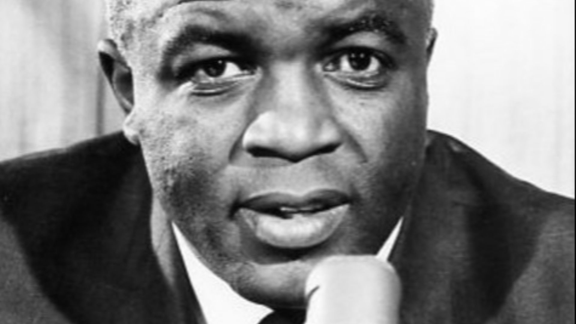 20. Contrat de baseball signé par Jackie Robinson