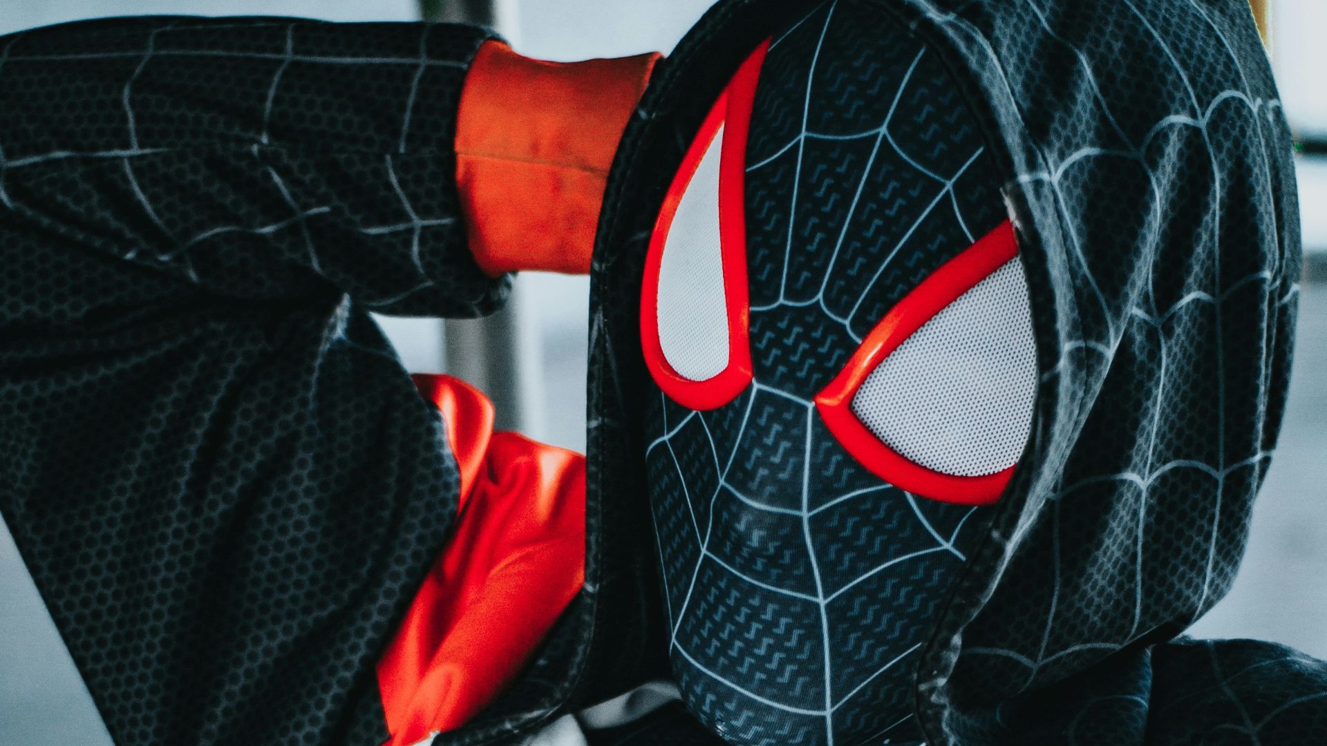 5. Sweat à capuche Spider-Man avec détails en toile