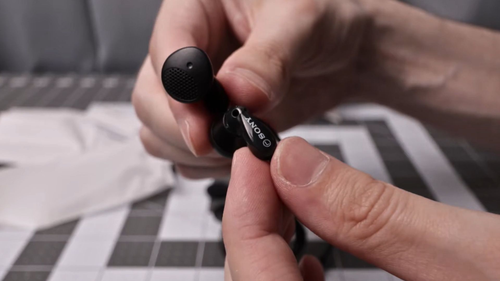 4. Sony MDR-E9LP
