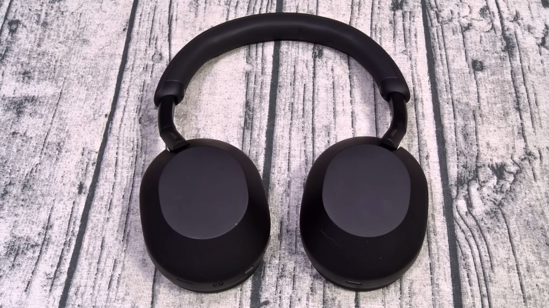 1. Sony WH-1000XM5