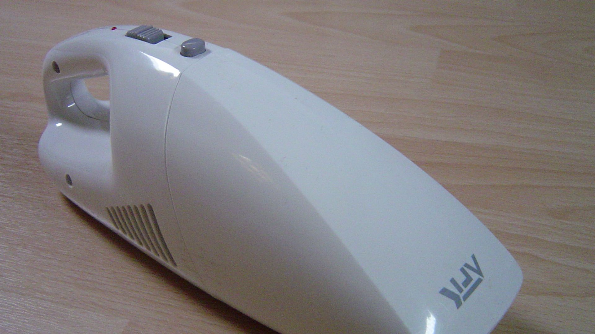 14. Aspirateur à main