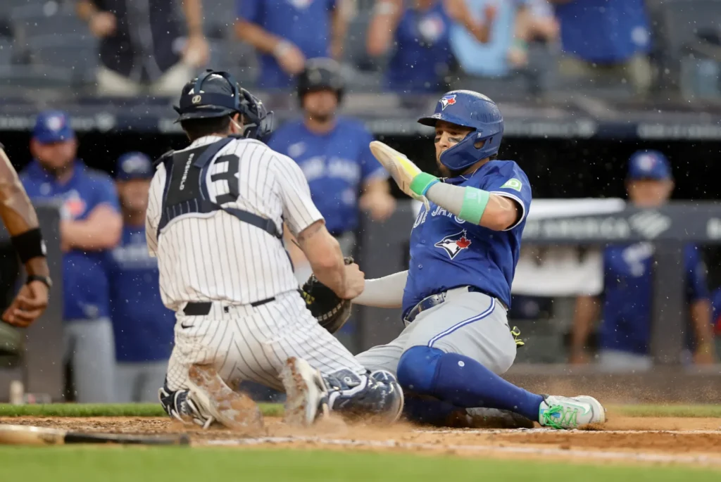 Bo Bichette leaves on injured list