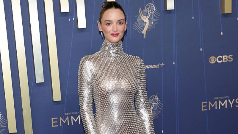 Charlotte Le Bon brillait sur le tapis rouge des Emmys 2025