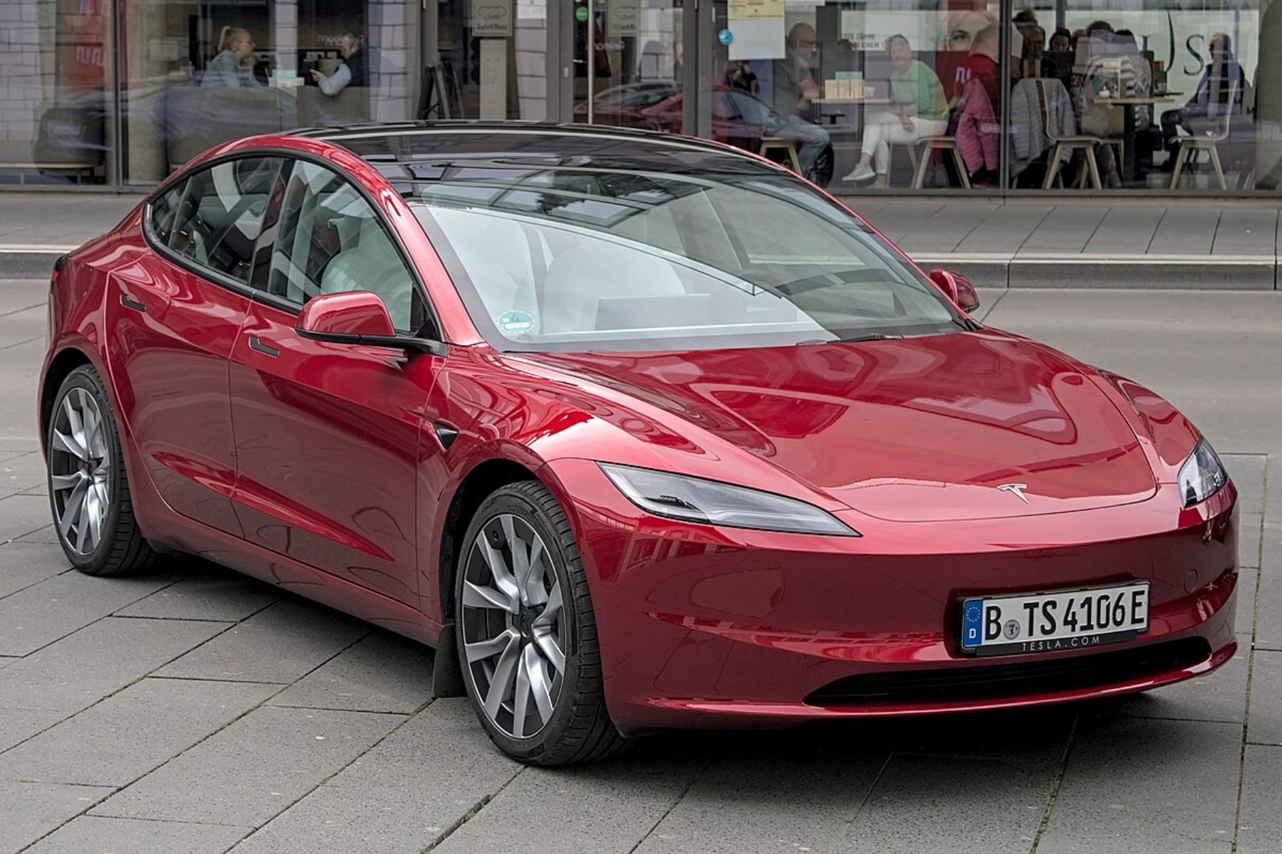Les constructeurs automobiles lancent des modèles de véhicules électriques plus abordables