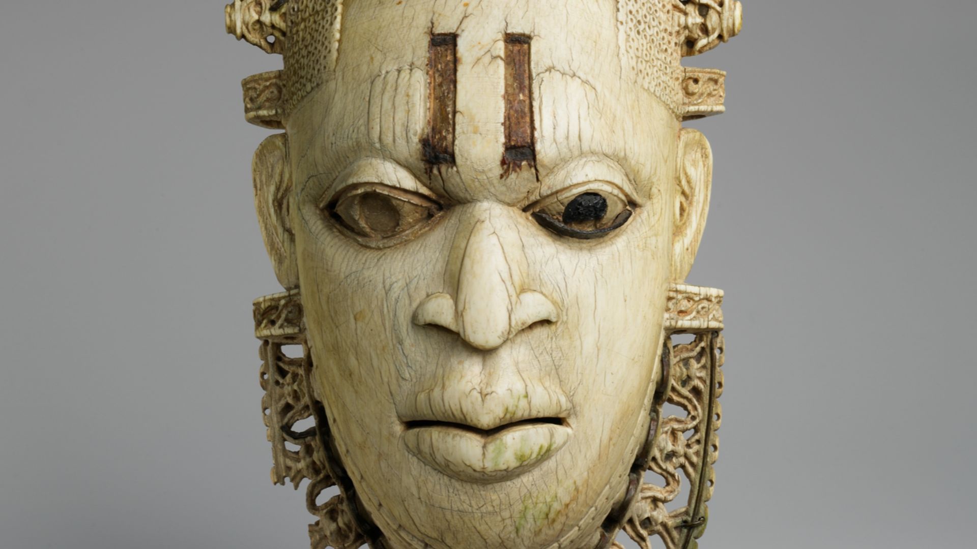 19. Masque en ivoire du Bénin