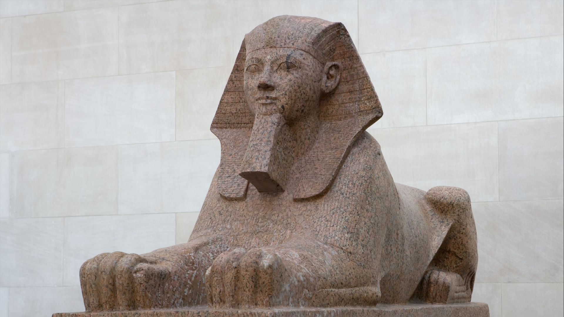 8. Représenté avec une fausse barbe dans l'art