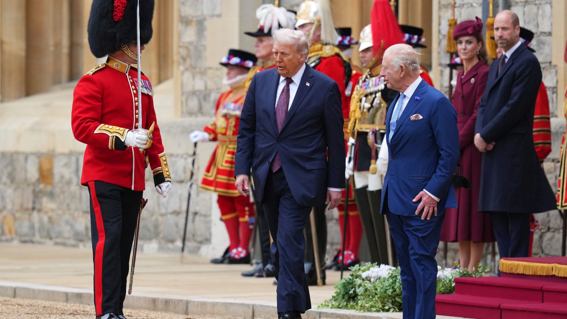 Trump accueilli en grande pompe par Charles III