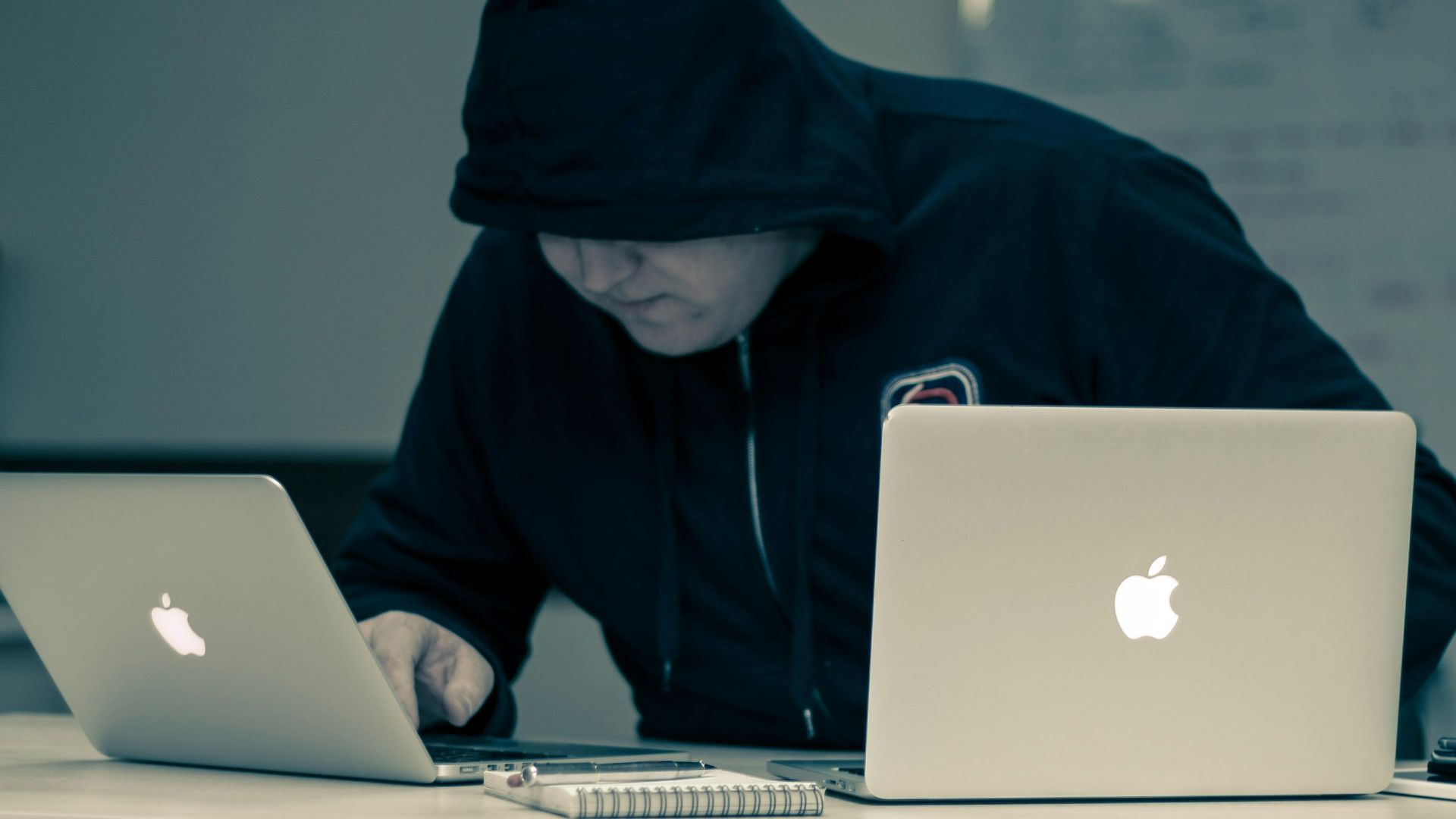 2. Les sweats à capuche font partie de l'uniforme de travail
